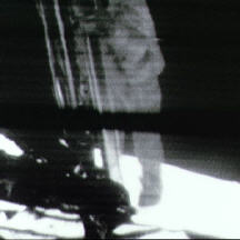 Armstrong auf der Leiter der "Eagle"